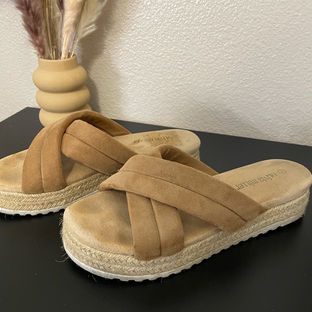 Platform sandal. - Picture 2 of 5